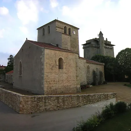 Spacious Courtyard Holiday home Bazoges-en-Pareds
