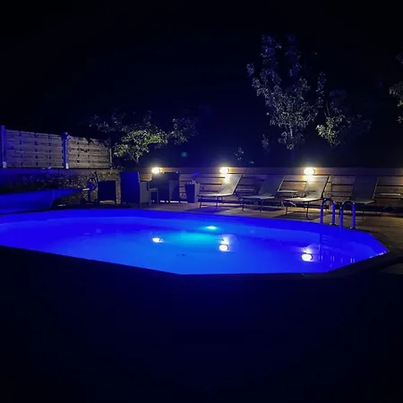 Spacious Courtyard * Bazoges-en-Pareds